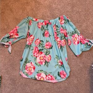 Cute off the shoulder top! New without tags. Excellent condition!